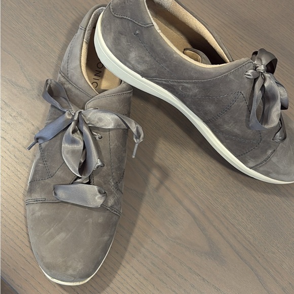 Vionic grey Nubuck tennies in grey Size 10 - Picture 2 of 7